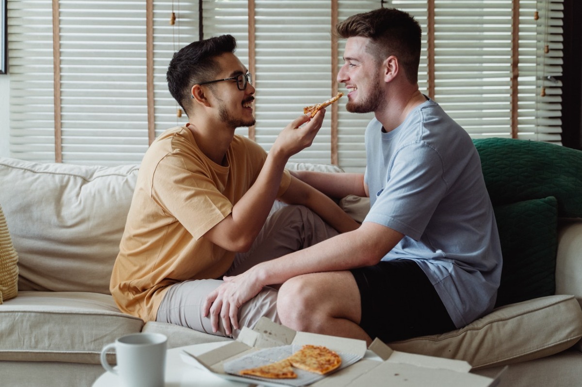 couple eating pizza